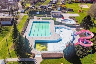 In Lugau wird der Besuch des Stadtbades teurer - Das Stadtbad Lugau aus der Vogelperspektive. Mit der neuen Badesaison werden die Eintrittspreise den gestiegenen Kosten angepasst.