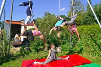In Mülsen steigt erneut ein Sommer voller Kunst und Kultur - Josephine Reinhold, Tessa Bachmann, Paloma Kaatz, Khira Trommer und Saskia Baumann (v.l.) beim Trainig im Zirkuscamp 2020. 