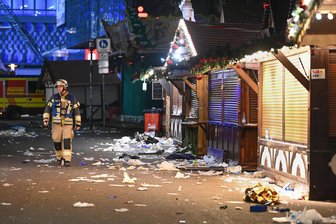 In Magdeburg gab es ein Versagen auf mehreren Ebenen - Ein Feuerwehrmann läuft über den verwüsteten Weihnachtsmarkt auf dem Alten Mark in Magdeburgt.