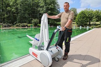 In Mannichswalde wird Schwimmen leicht gemacht: Dank Beckenlift und Unterricht - Andreas Meirich stellt den neu erworbenen mobilen Schwimmbadlifter vor, der Menschen hilft, ins Wasser und wieder heraus zu kommen. Einige tun sich schwer mit den Leitern - sie müssen nun nicht mehr aufs Schwimmen verzichten. 