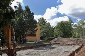 In Meerane beginnt Hort-Neubau: Ende August soll das Dach drauf sein - Auf dem Gelände der Kita "Regenbogen" entsteht ein neues Hortgebäude.