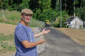 In Meerane entsteht ein Park am Park: Muss dafür ein neuer Name gesucht werden? - Stadtrat Udo Friedrich (Freie Wähler) steht am Verbindungsweg zwischen dem Wilhelm-Wunderlich-Park und der neu entstandenen Parkanlage.