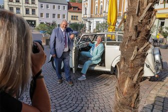 In Meerane schwelgt das „Goldende Jubiläumspaar“ in Erinnerungen: Warum die Höflers kurz vor Weihnachten geheiratet haben - Foto-Shooting auf dem Teichplatz in Meerane. Sabine und Michael Höfler lächeln in die Kamera.