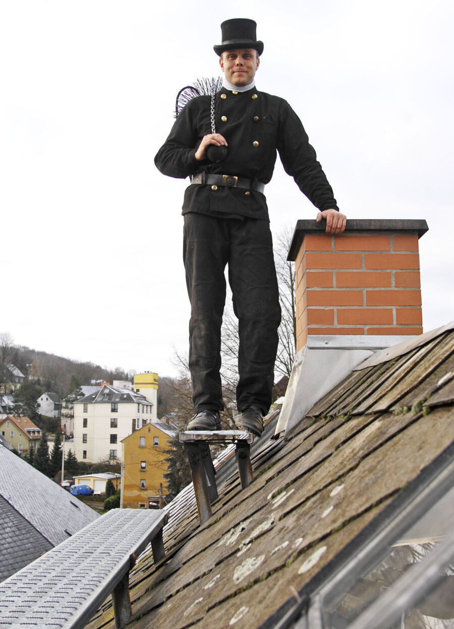 In mehr als 3000 Häusern fegt neuer Glücksbringer - Bezirksschornsteinfegermeister Heiko Hirsch mit Blick über den Dächern von Jahnsdorf.