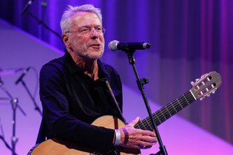 „In meinem Garten“, „Unwritten“ und Co.: Diese Songs wurden durch Dokus, Serien und Filme wieder populär - Derzeit auf Platz 15 der deutschen Charts: Reinhard Mey.