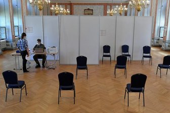 In Mittelsachsens Testzentren bleiben viele Stühle leer - Im Corona-Testzentrum im Städtischen Festsaal in Freiberg sind am Montag viele Stühle im Warteraum leer geblieben. Die Nachfrage nach den Schnelltests ist deutlich gesunken