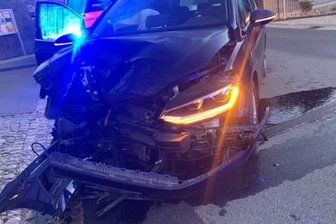 In Mülsen gegen Mauer geprallt - Das Auto nach dem Aufprall mit der Mauer.