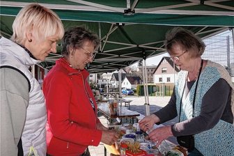 In Mülsen können Hobbygärtner Saatgut tauschen - Susann und Sigrid Gündel (beide links) waren voriges Jahr extra aus Bärenwalde zur Tauschbörse gekommen. 