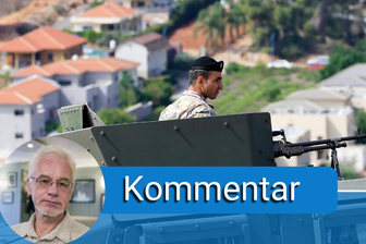 In Nahost werden die Karten neu gemischt - Libanon, Khiam: Ein libanesischer Soldat schaut aus einem gepanzerten Fahrzeug auf die israelische Stadt Metulla. An Israels Nordgrenze zum Libanon gab es Gefechte. Israelische Soldaten hätten mehrere Bewaffnete erschossen, die nach Israel vorgedrungen waren, teilte das israelische Militär mit. Thomas Seibert kommentiert das Geschehen. 