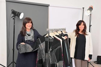 In Netzschkauer Modefirma kommt Corona verspätet an - Silke Manon Wiesnet (links) und Model Katrin erarbeiten Werbematerial für die neue Kollektion.