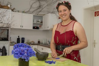 In neuem Laden in Falkenstein: Vogtländerin vermittelt Wissen über die Natur - Maria Anna-Katharina Birkner aus Falkenstein ist Tier- und Umweltpädagogin. In ihrem neuen Workshop-Raum bietet die junge Frau Kurse an und vermittelt Wissen über die Natur.