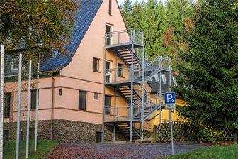 In neues Flüchtlingsheim im Erzgebirge sind 49 Frauen und Kinder eingezogen - Die ersten Asylbewerber sind im Heim in Grünhain eingezogen. Das Objekt mit seinem großen Garten sei auch künftig vorrangig für Familien mit Kindern vorgesehen, heißt es.
