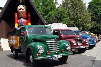 In Neuhausen fahren am Wochenende 30 „Framos“ vor - Vor dem Nussknackermuseum in Neuhausen am Wochenende zu bewundern: „Framos“ in allen Farben.