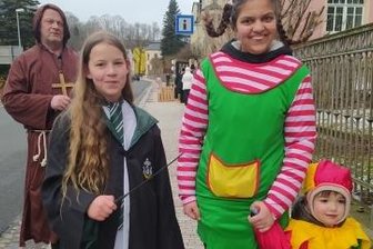 In Neuhausen hat der Fasching viele Beine - Familie Dietel auf dem Weg zur nächsten Station.