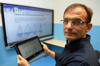 In Neukirchen ist das klassische Lehrbuch bald Geschichte - Schulleiter Ingo Weidhaas demonstriert das digitale Lehrbuch, das ab kommendem Schuljahr in Neukirchen Standard sein soll.