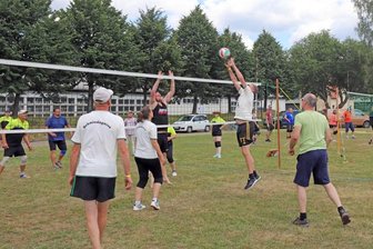 Ein Freizeitvolleyballturnier war Teil von Tag 2 der Niederbobritzscher Festtage.