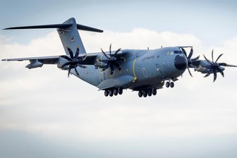 In nur 150 Metern Höhe: Transportflugzeug der Bundeswehr sorgt in Oberlosa für Erstaunen - Ein Transportflugzeug vom Typ Airbus A 400 M der Luftwaffe. Regelmäßig werden diese Militärmaschinen auch im Vogtland gesichtet, so jüngst nahe Oberlosa.