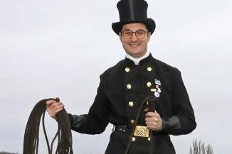 In Oberlungwitz kehrt ein Glücksbringer künftig in seiner Heimat die Essen - Silvio Hirt, hier bei der Arbeit auf einem Dach in Oberlungwitz, ist neuer bevollmächtigter Schornsteinfegermeister für die Region.