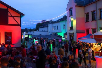 In Oberlungwitz lockt der Loungeabend mit Livemusik, (G)Lühwein und Licht - Der Oberlungwitzer Rathausinnenhof ist bei den Loungeabenden stets gut besucht.