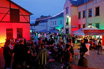 In Oberlungwitz wird erst gefeiert und dann gearbeitet - Der „Lungscher Loungeabend“ soll am Freitag wieder den Rathaus-Innenhof füllen.