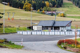 In Oberwiesenthal wird schon vor der Skisaison das Parken teurer - Der Parkplatz an der Eisbahn war bisher in der Wintersaison mit Parkscheibe nutzbar. Nun wird er gebührenpflichtig.