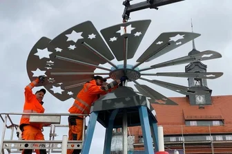 In Oederan dreht sich etwas Neues - Marcel Klüche und Maik Thurecht (r.) vom städtischen Bauhof montieren das Flügelrad der Oederaner Pyramide.