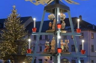 In Oederan dreht sich neue Pyramide - Die Pyramide dreht sich nun auf dem Markt in Oederan.