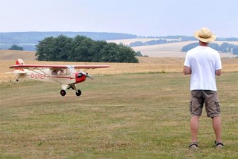 In Oederan gehen die Modellbauer am Wochenende in die Luft - Schnappschuss vom Segler-Schleppertreffen mit Modellsportfreunden aus mehreren Bundesländern in Gahlenz.