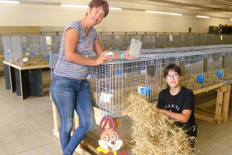 In Oederan wird der Kaninchen-Superstar gesucht - Katja Päzold (l.) und Fabienne Päzold (r.) packten bei den Vorbereitungen mit an.