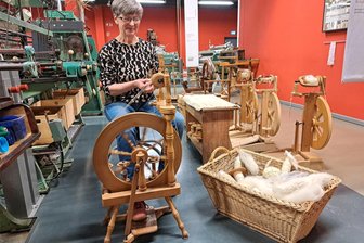 In Oederan wird diese Woche gesponnen - Helga Hofmeister, Mitarbeiterin des Museums in Oederan, kennt sich bestens mit Spinnrädern aus.