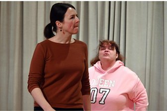 In Oederan wird Kaviar statt Currywurst serviert - Probe des Dramatischen Vereins in Oederan: Peggy Morgenstern als empörte Gastronomin und Christiane Fritzsche (r.) als Stammkundin Sandy.