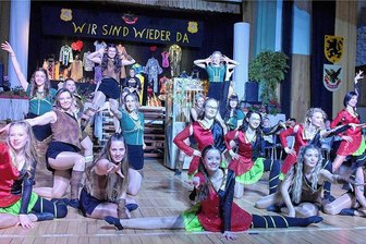 In Oelsnitz sind die Narren zurück: Das geht runter wie Öl - "Wir sind wieder da!", rief der Oelsnitzer Carnevalsclub zum Büttenabend - hier die Prinzengarde. 