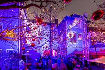 In offenen Höfen stimmen sich Marienberger und Gäste auf Weihnachten ein - André Unger hatte seinen Hof zur 90er-Jahre-Party mit Licht und Dekorationen stimmungsvoll in Szene gesetzt.