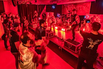 In Olbernhau erklingen harte Töne in stiller Nacht - Die Marienberger Band Trynity hat im Rittergut in Olbernhau ihr zweites Album „Contradictions“ vorgestellt.