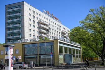 In Ost-Berlin: Die Mokka-Milch-Eisbar ist wieder da - Nach einigen Jahren des Leerstands und der denkmalgerechten Sanierung startet der Betrieb bei Mokka Milch bald. (Archivbild)