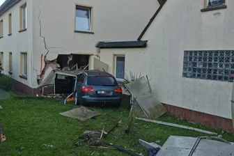 In Ottendorf bricht mitten in der Nacht ein Auto durch die Küchenwand: „Das war wie ein ganz dumpfer Schlag“ - Das Auto beschädigte die Hauswand stark.