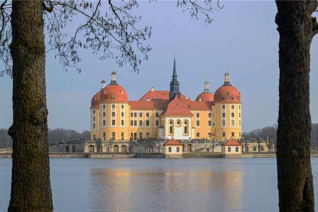 In Parks, Burgen und Gärten in Sachsen fehlt das Personal - Blick auf Schloss Moritzburg. Ab Mai soll hier eine Sonderschau die Sicht von Kurfürst August dem Starken auf Afrika beleuchten. 