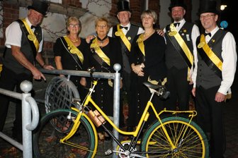 In Pausa dreht sich mehr als die Erdachse: Wer dafür sorgt, dass es in der Kleinstadt im Vogtland wie geschmiert läuft - Die Erdachsendeckelscharnierschmiernippelkommission mit ihrem Fahrrad am neuen Fahrradständer am Rathaus.