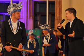 In Penig sind die Narren los - Bürgermeister André Wolf (r.) übergab den Schlüssel an Vereinschef Sven Wagner