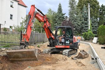 In Penig stehen die Baufahrzeuge nicht still: Wo und wie lange wird in der Stadt gebaut? - Die Robert-Schumann-Straße in Penig wird grundhaft ausgebaut. Derzeit wird unter anderen an Kanälen für die Oberflächenentwässerung gearbeitet und auch Borde werden gesetzt.