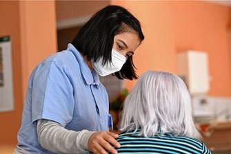 In Pflegeheimen ist Corona immer noch ein Problem - Pflegekräfte und Heimbewohner leiden besonders unter der Pandemie.