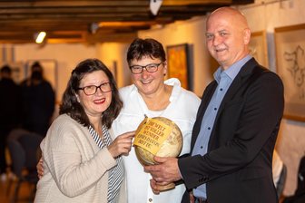 In Plauen ausgezeichnet: Wofür Ehrenamtliche bei Kindern und Jugendlichen im Vogtland einen „Stein im Brett“ haben - „Die Welt ist voller Wunder - und eins davon bist Du“: Steffi Liedke, Heike Dietzel und Maik Friedrich (von links) bei der Veranstaltung des Kreisjugendrings im Plauener Malzhaus.