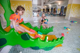 In Plauen bieten Stadtbad und Weberhäuser Spaß für die ganze Familie - Oona (li.), Mutter Romy und Jette planschten im Kinderbad.