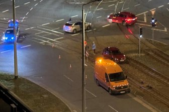 In Plauen fährt schon wieder ein Auto ins Gleisbett der Straßenbahn - Am Donnerstagabend war ein Auto an der oberen Bahnhofstraße ins Gleisbett gefahren.