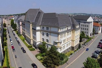 In Plauen gibt es bereits vier ukrainische Schulklassen - Das Plauener Diesterweg Gymnasium. Auch dort gibt es bereits zwei Klassen mit ukrainischen Schülern. 