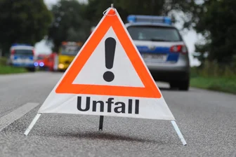 In Plauen knickt bei Verkehrsunfall Lichtmast um - Einen Verkehrsunfall gab es am Montagnachmittag in Plauen.