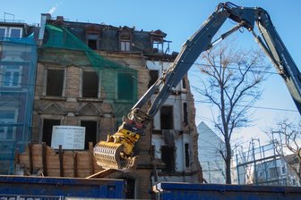 In Plauen läuft der Abriss mehrerer baufälliger Wohnhäuser - Das Gebäude an der Oelsnitzer Straße 52 wurde in den vergangenen Tagen abgerissen.