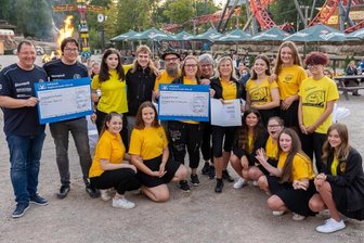 In Plauen leuchten gleich zwei Sport-Sterne - Den 1. Platz im Wettbewerb um die Sterne des Sports teilen sich in diesem Jahr in der Region Plauen der 1. FC Wacker Plauen - links Projektverantwortlicher Karsten Repert, daneben Vereinschef Andreas Seidel - und die Abteilung Tanz des SV 04 Oberlosa um Katrin Teuschler (4. von rechts stehend).