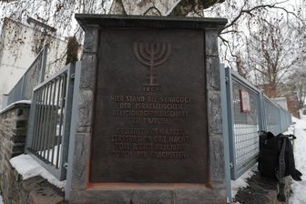 In Plauen: Marsch des Lebens gegen Antisemitismus - Die Gedenktafel erinnert an die frühere Synagoge in Plauen.