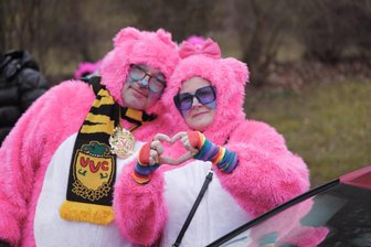 In Plauen sind die Narren los: Bilder vom größten Faschingsumzug des Vogtlandes - Es kann losgehen. Zuschauer an der Strecke und Mitwirkende sind gut drauf.